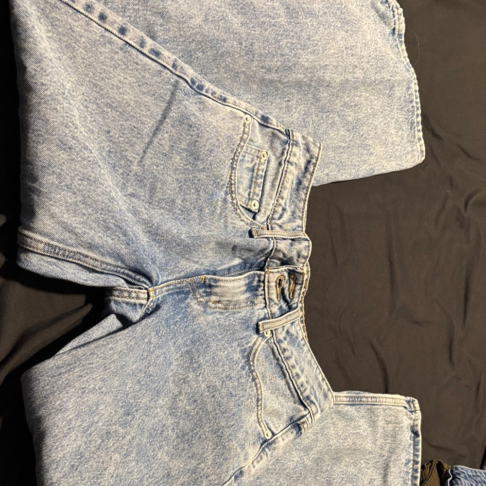 Low rise wide leg Levi’s jeans